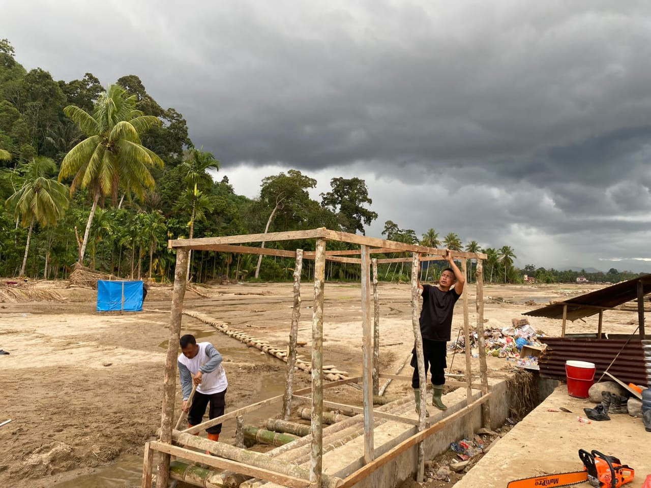 Brimob Polda Sumut Bangun MCK dan Tandon Air Bersih untuk Korban Banjir Bandang di Batang Toru