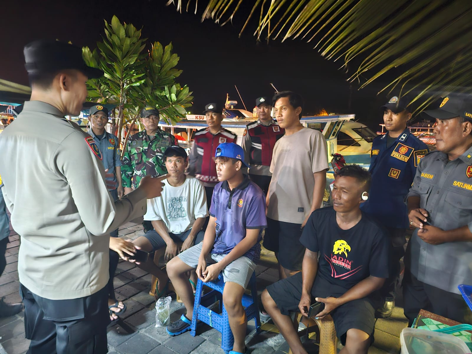 Sinergi TNI-Polri Perkuat Siskamling, Patroli Malam Cegah Gangguan Kamtibmas di Kepulauan Seribu Utara