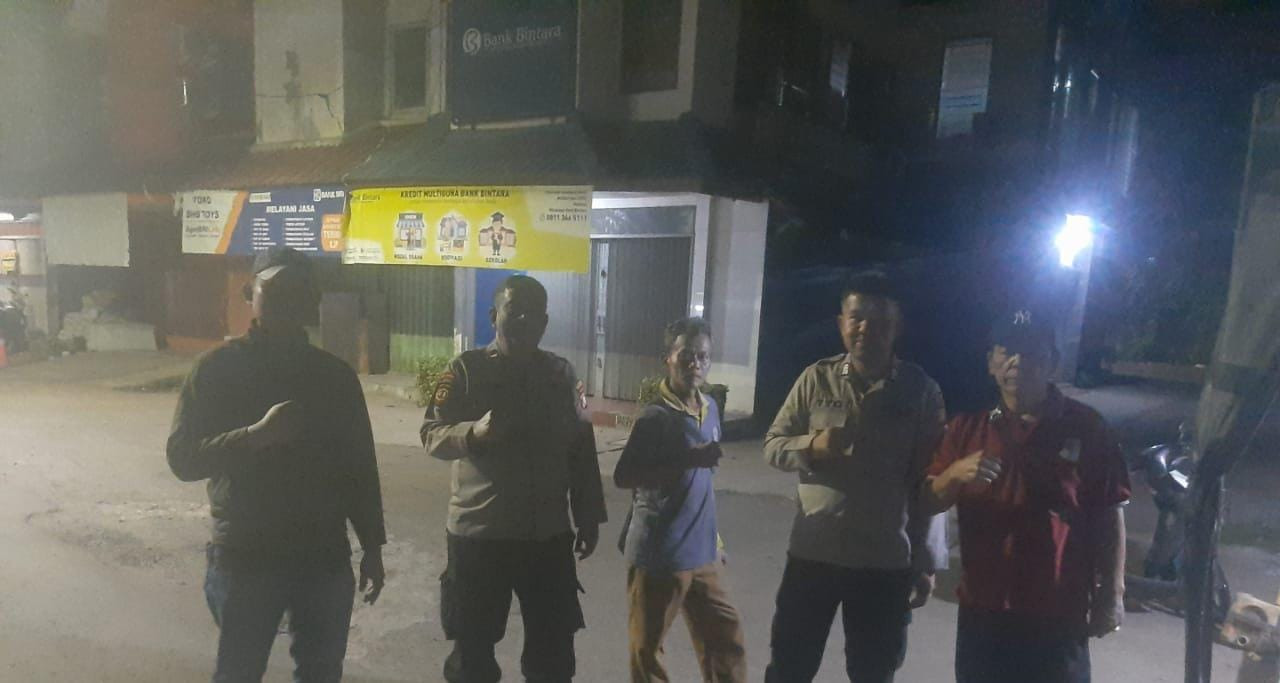 Polisi di Bekasi Barat Patroli Ke Pemukiman Warga