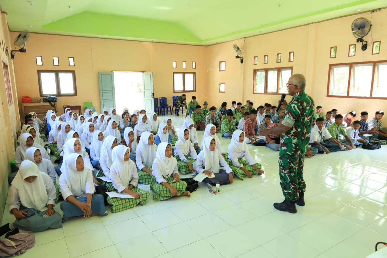 Wujudkan Generasi Muda Berkarakter, Satgas TMMD Kodim 1505/Tidore Berikan Wawasan Kebangsaan Kepada Pelajar SMA