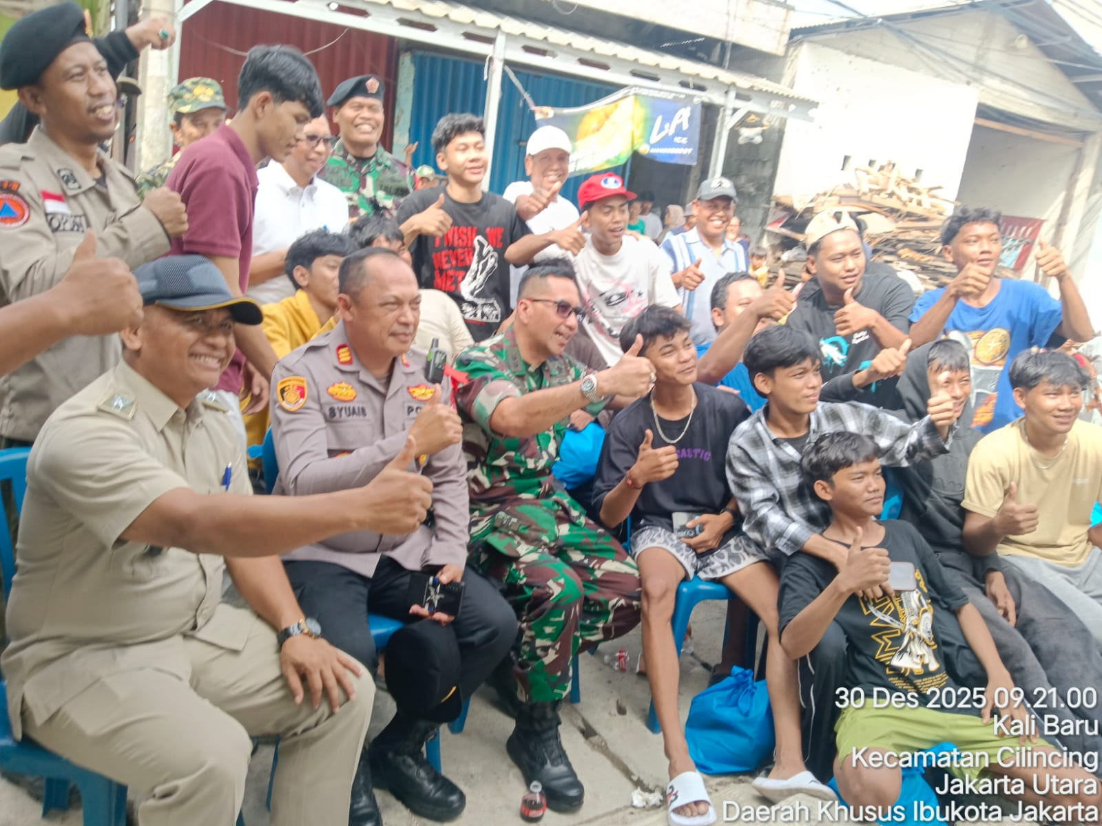Perkuat Sinergi TNI–Polri Jaga Jakarta dan Jaga Warga, Kodim 0502/JU Salurkan Bantuan Sosial di Kalibaru