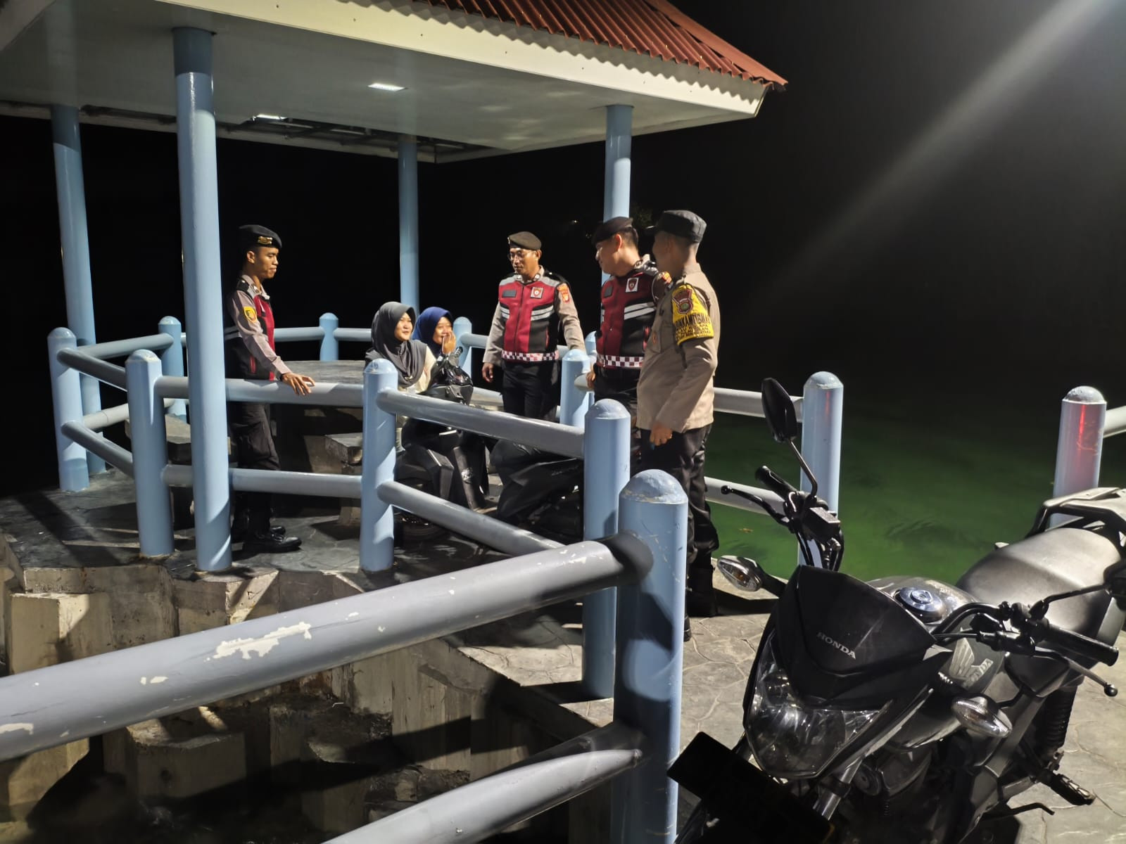 TNI-Polri Bersama Satpol PP dan Potmas Gelar Patroli Malam Gabungan di Kepulauan Seribu Utara, Sosialisasikan Layanan 110