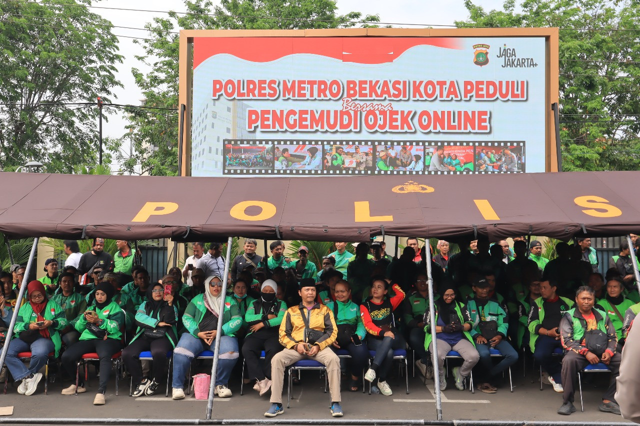 Polres Metro Bekasi Kota Gelar Silaturahmi dengan Driver Ojol, Bagikan 150 Paket Sembako