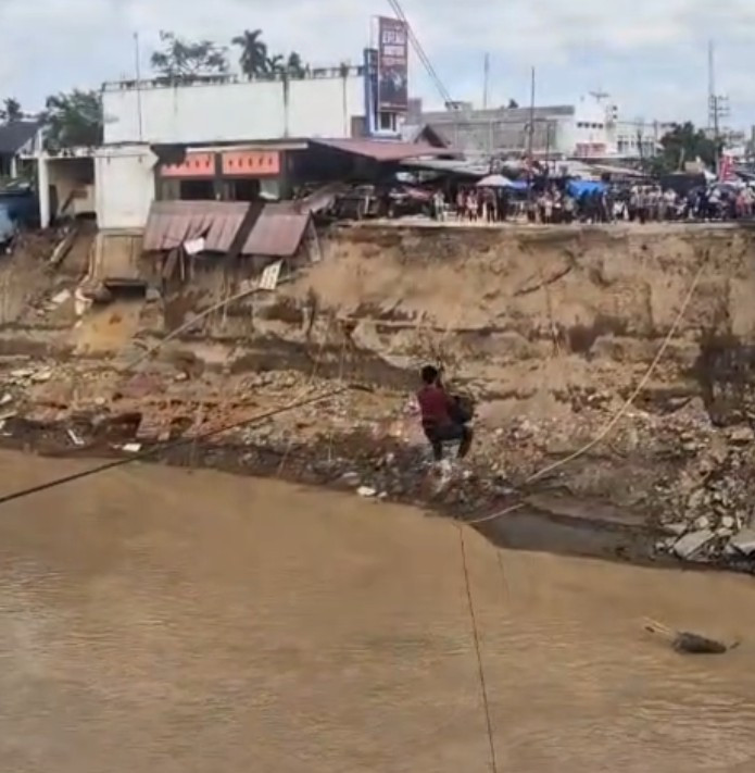 Brimob Aceh Pasang Tali Sling pada Jembatan Putus dan Geser Speed Boat untuk Mendukung Mobilitas Warga di Bireuen