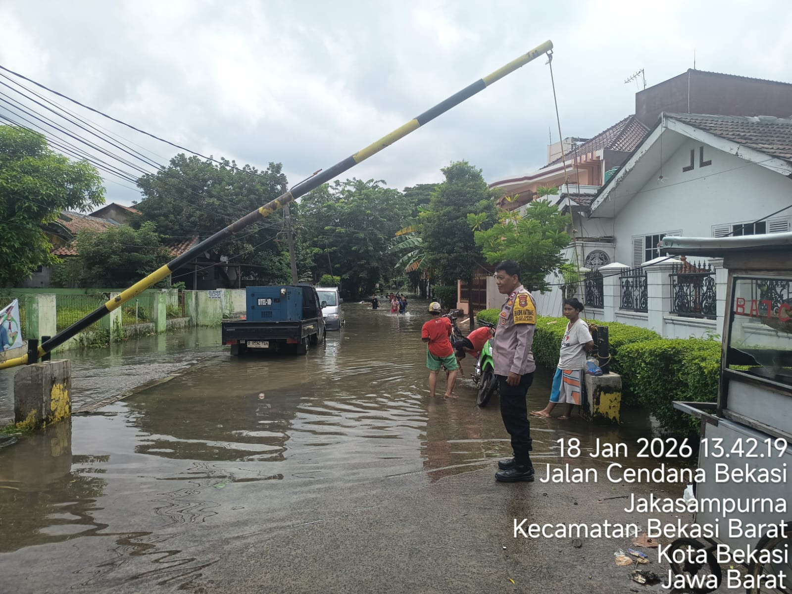 PEMANTAUAN DEBIT AIR DI JAKASAMPURNA: JALAN JATILUHUR RAYA TERPUTUS AKIBAT GENANGAN HINGGA 70 CM