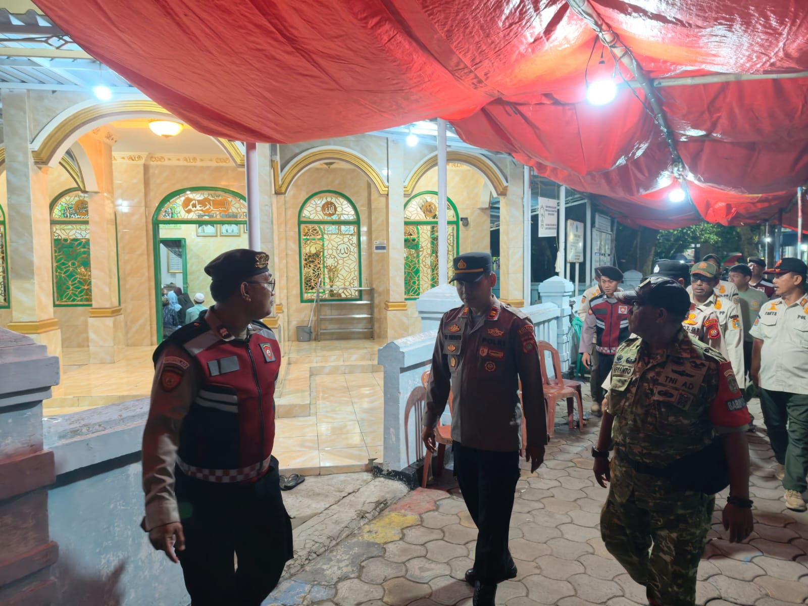 Sinergitas TNI-Polri dan Tiga Pilar, Patroli Malam Gabungan Polsek Kepulauan Seribu Utara Jaga Wisatawan dan Cegah Guantibmas