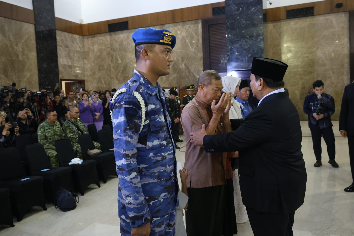Momen Haru Prabowo Peluk dan Cium Putra Prajurit TNI yang Gugur di Lebanon