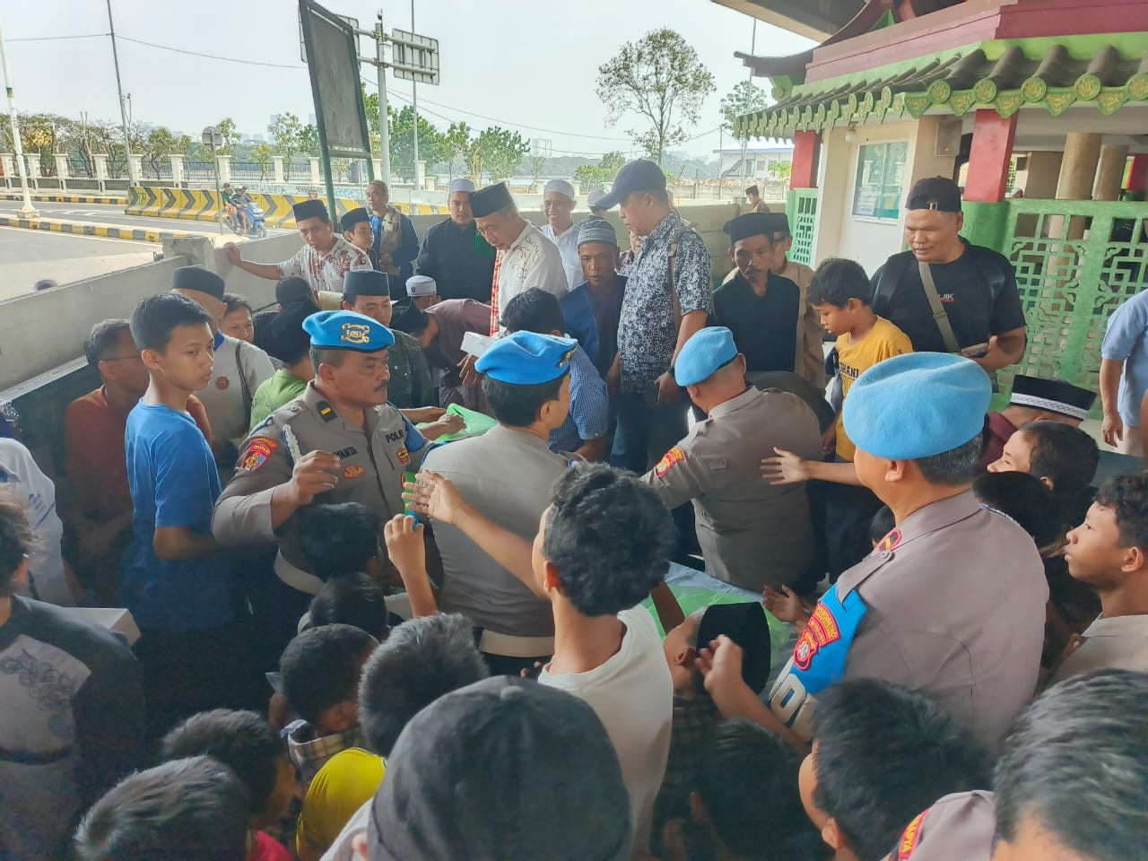 Jumat Peduli, Sipropam Polres Metro Jakarta Utara Bagikan 200 Nasi Kotak kepada Jemaah di Masjid Babah Alun
