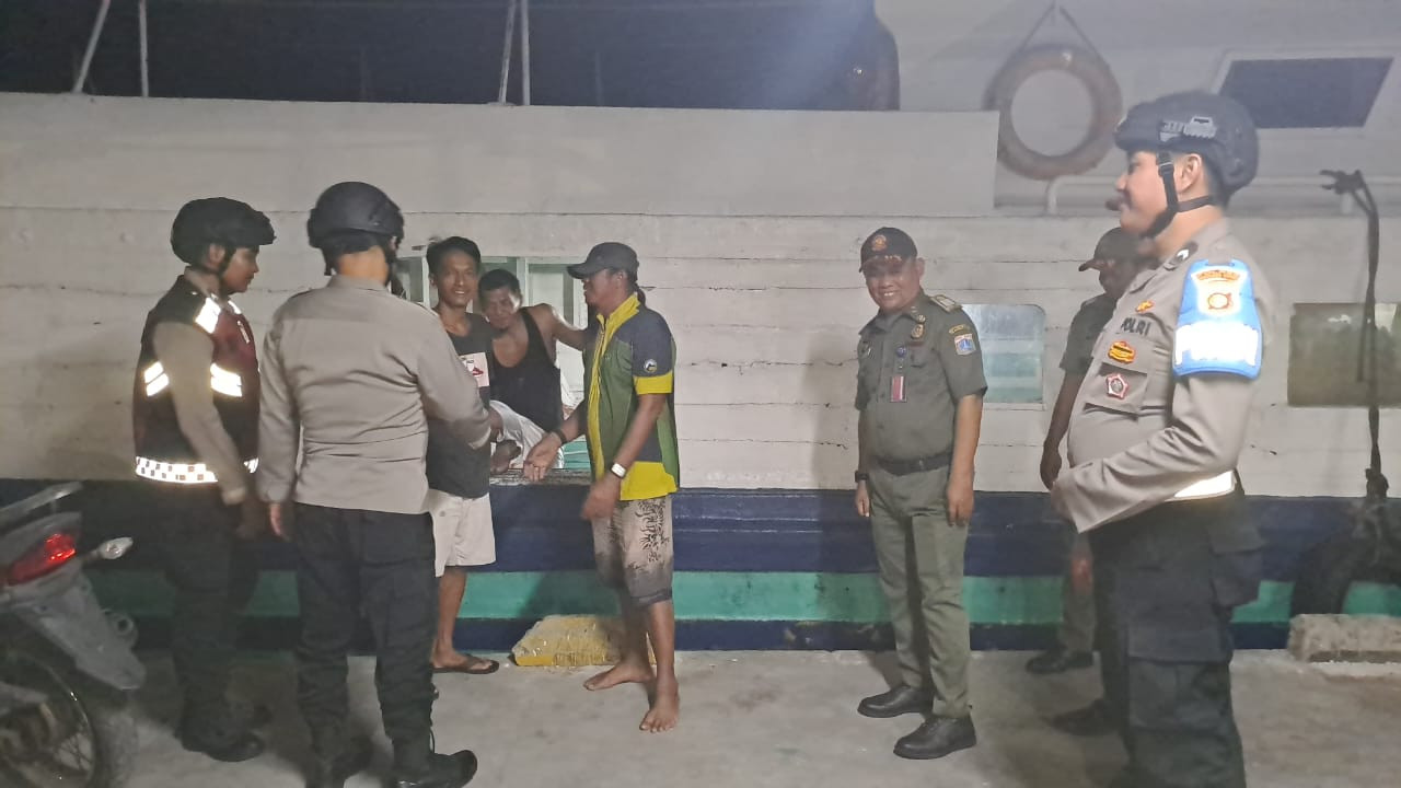 Polsek Kepulauan Seribu Utara Gelar Patroli Malam, Ajak Warga Waspada Hoax dan Gunakan Call Center 110