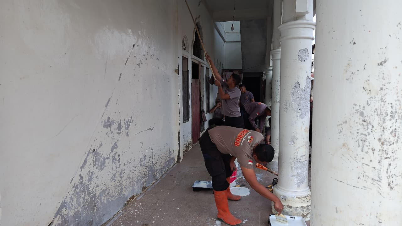 Bersihkan Rumah Allah Pascabanjir, Polri dan Warga Bener Meriah Gotong Royong Siapkan Meunasah Sambut Ramadan