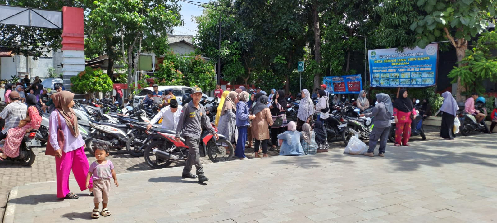 Bansos Pangan Disalurkan di Jaticempaka: 451 KPM Terima Beras dan Minyak Goreng Dua Bulan Sekaligus