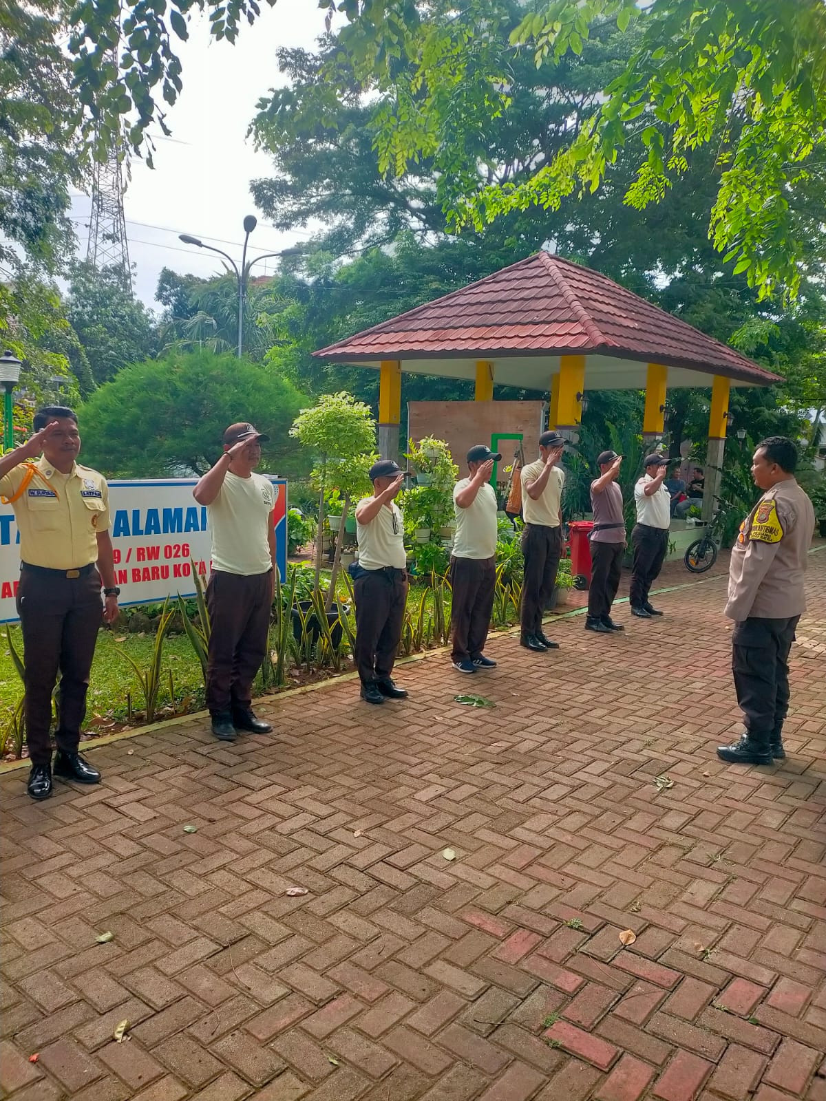 Cegah Curanmor, Bhabinkamtibmas Medan Satria Berikan Pembinaan dan Himbauan Kamtibmas kepada Satpam Perumahan THB