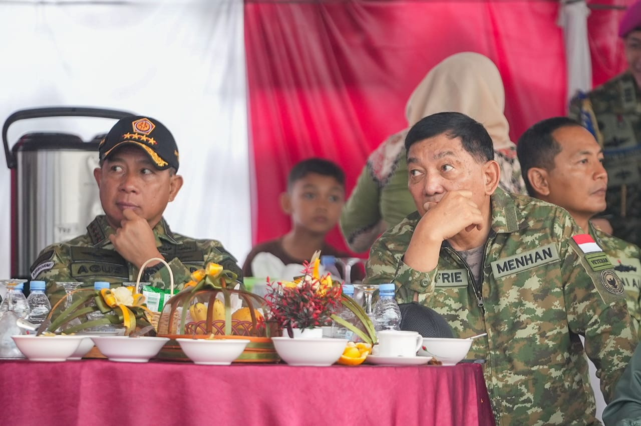 Ratusan Peterjun Kostrad Hiasi Langit Kota Timah Babel