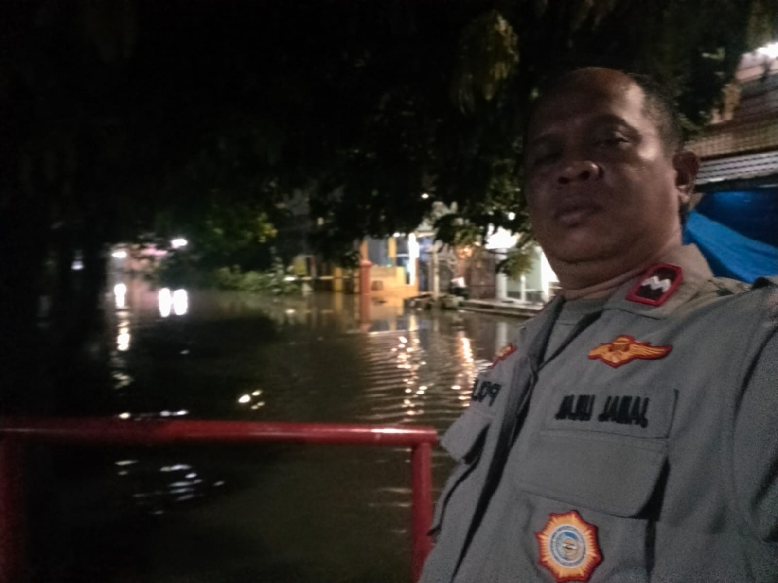 Hujan Intensitas Tinggi, Personel Polsek Rawalumbu Monitoring Genangan Air di Perumahan Margahayu Jaya