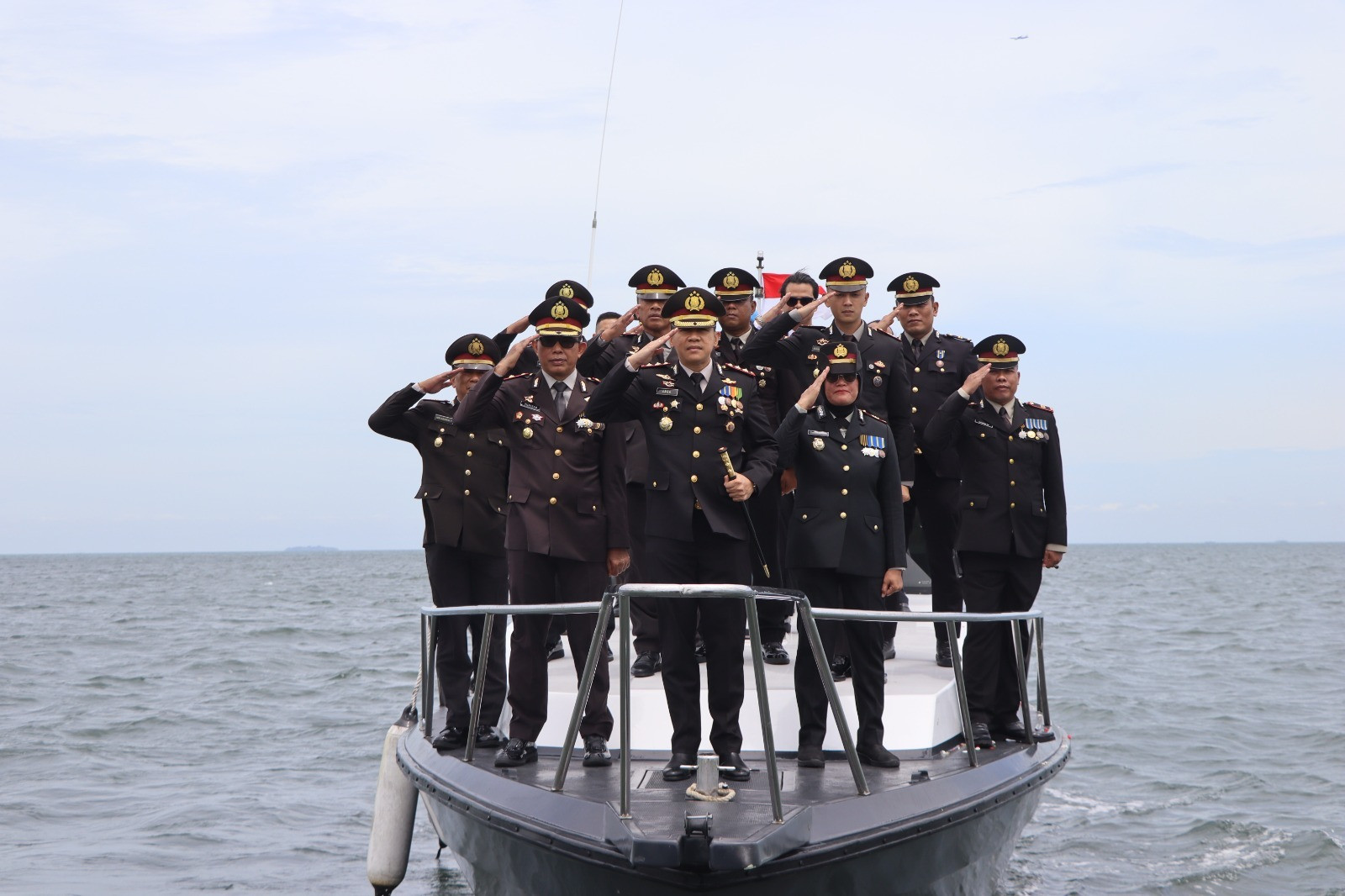 Mengenang di Tengah Laut: Polres Kepulauan Seribu Tabur Bunga di Perairan untuk Hormati Jasa Pahlawan