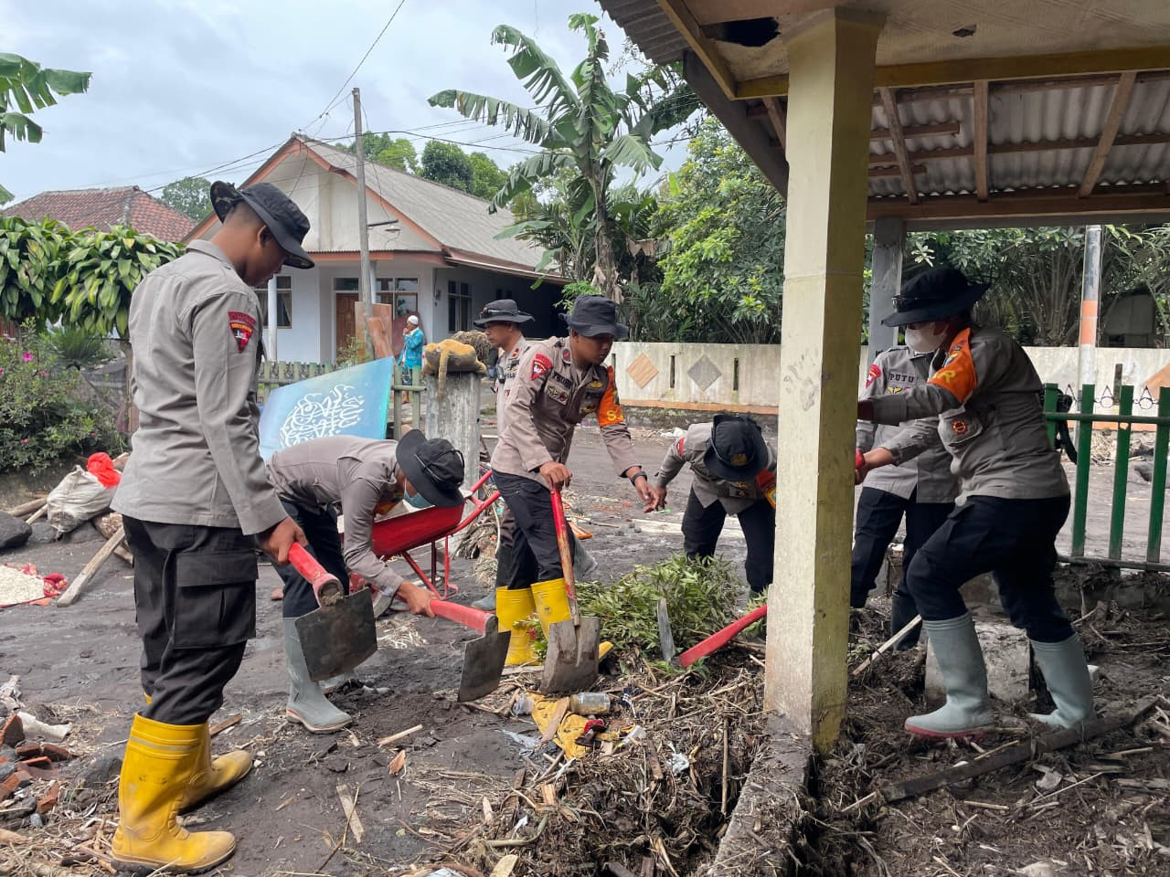 Satbrimob Polda Jawa Timur Perkuat Operasi Kemanusiaan Pasca Erupsi Semeru
