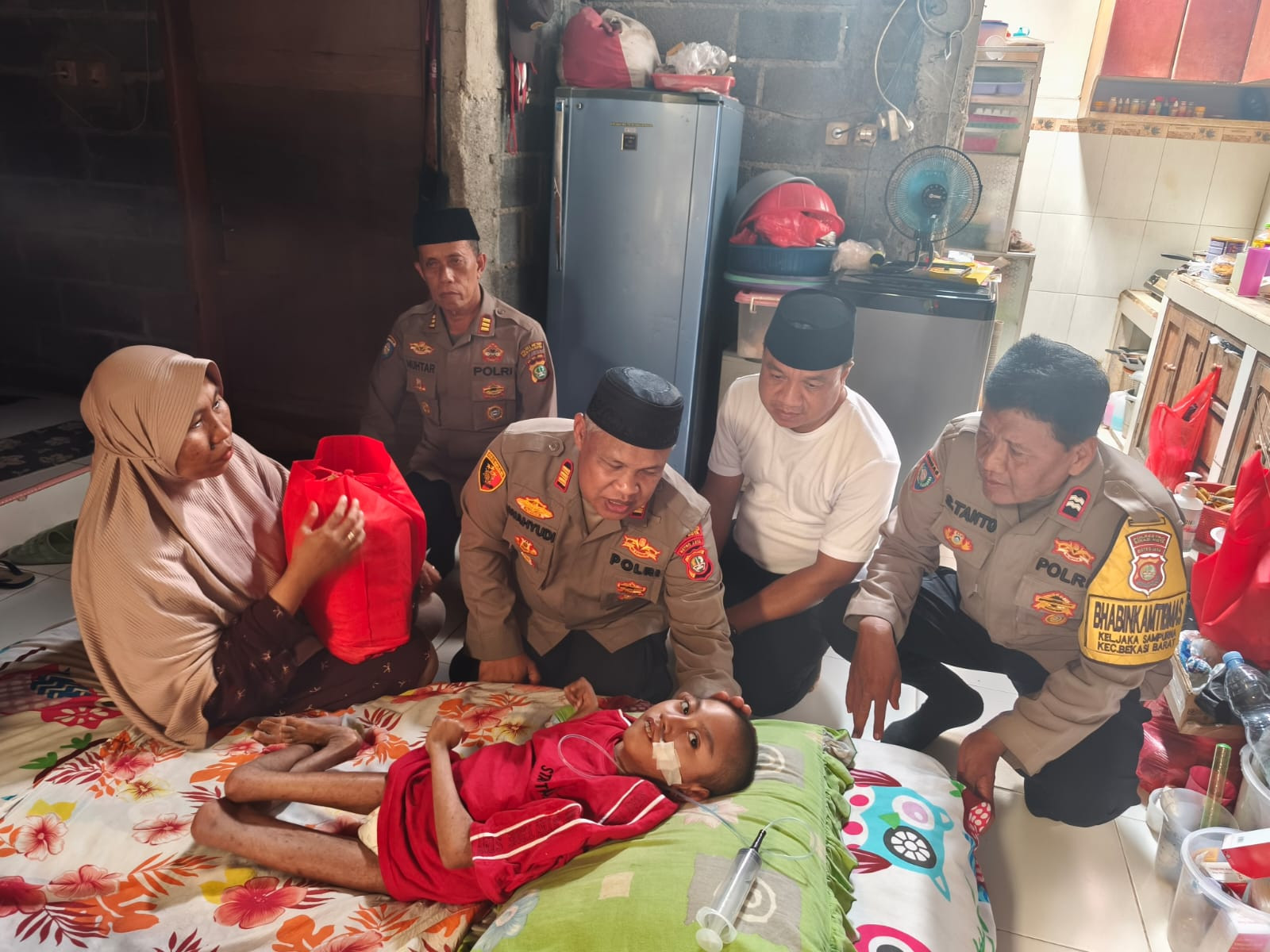 Empati dan Kepedulian Kapolsek Bekasi Barat Kunjungi Jihan, Anak Disabilitas di Jakasampurna