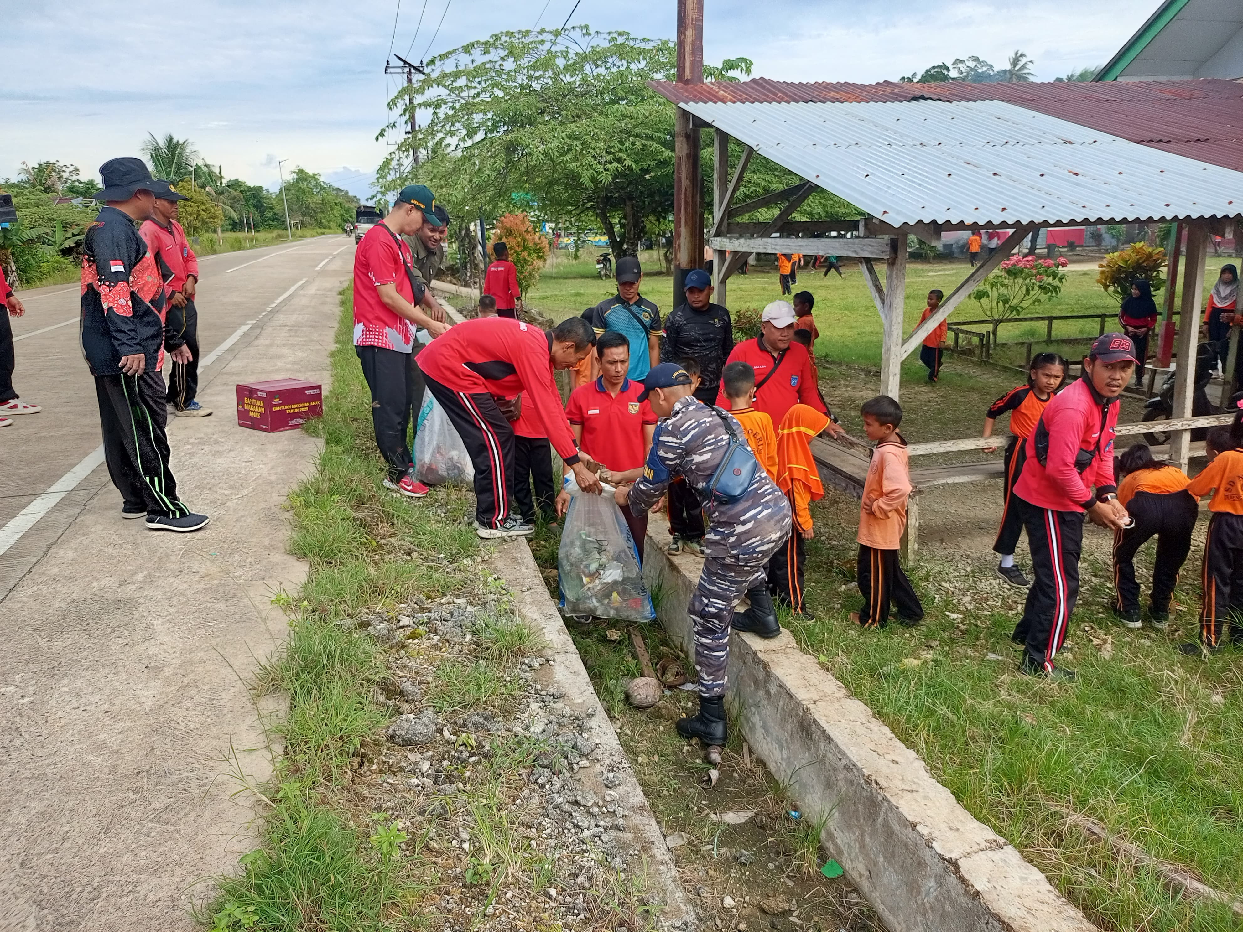 Sinergi Untuk Pesisir Bersih, Posal Enggano dan Forkopincam Bergerak Bersama