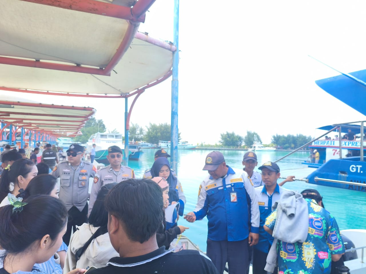 Polres Kepulauan Seribu dan Polsek Jajaran Gelar Strong Point Pengamanan Dermaga, Jaga Aktivitas Wisatawan dan Keberangkatan Kapal