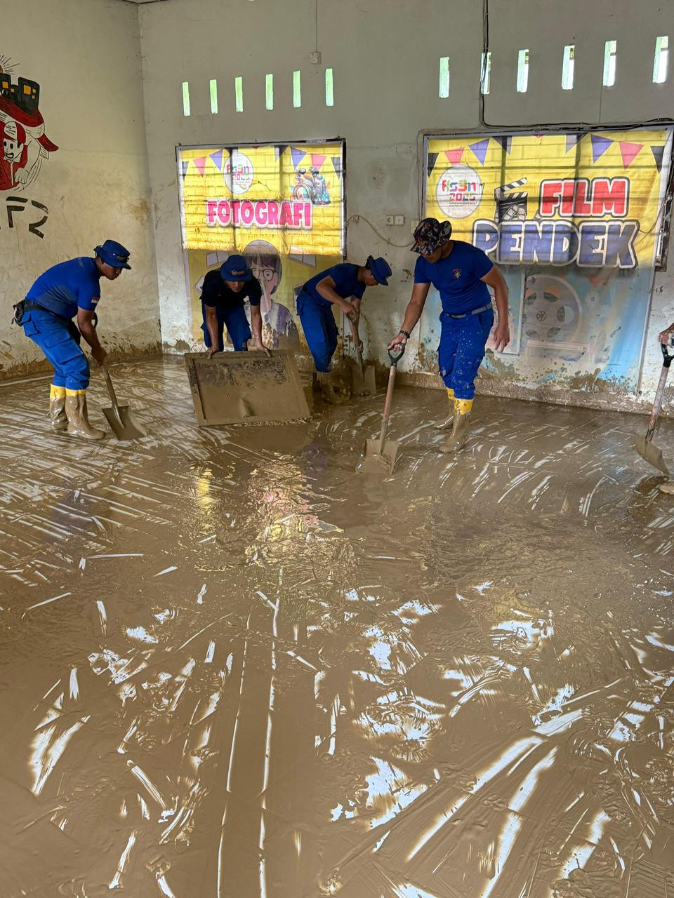 Korpolairud Baharkam Polri Lakukan Normalisasi Sekolah Terdampak Lumpur di Padang Pariaman