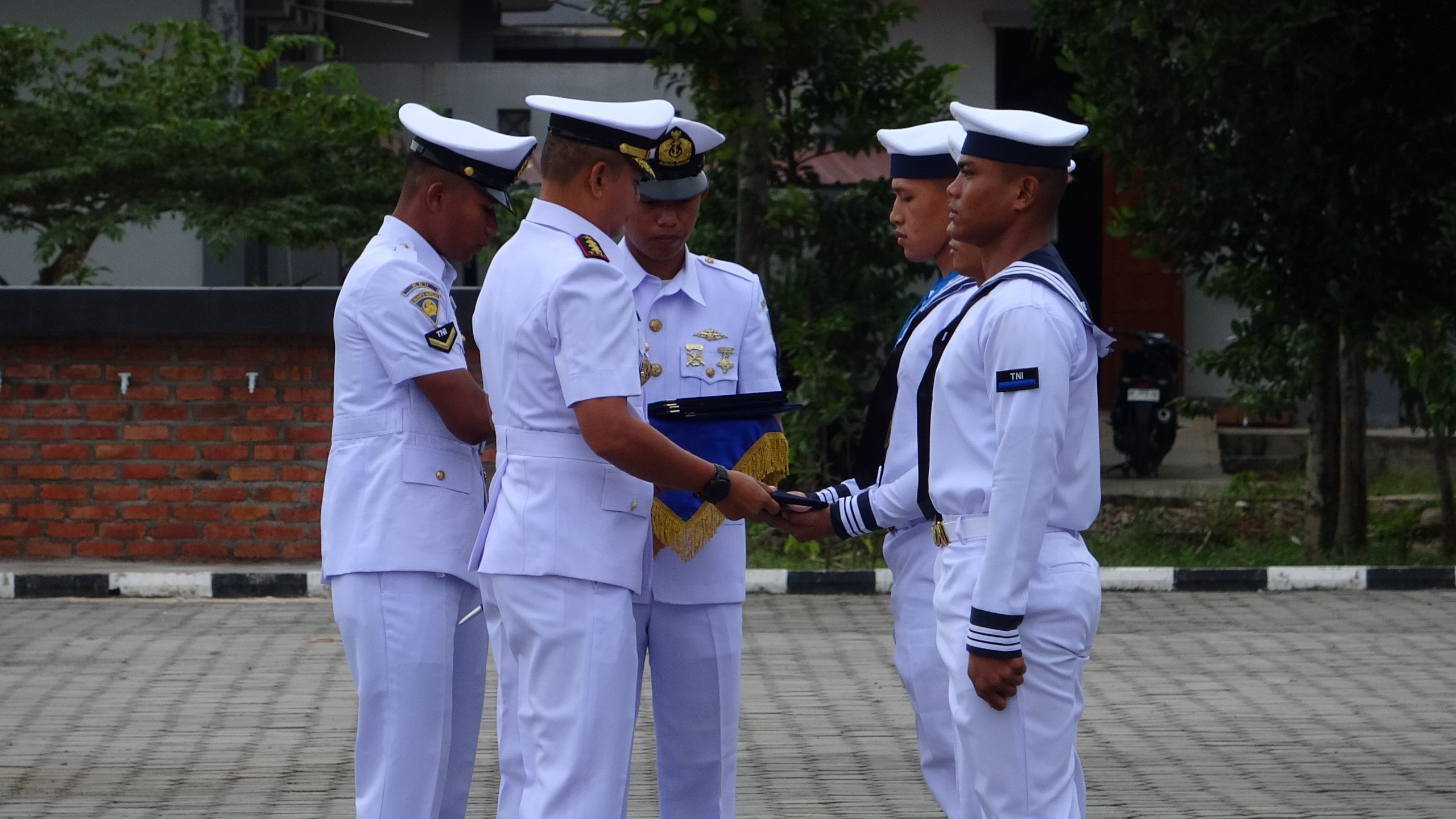 Komandan Satdik 1 Kodiklatal Tanjung Uban Menutup Pendidikan Dasar Golongan Lanjutan Siswa Dikmata Angkatan XLV TA. 2025