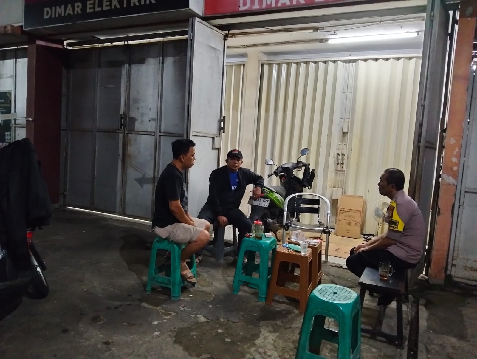 Jamin Rasa Aman Dini Hari, Bhabinkamtibmas Jatiwarna Gelar Patroli di Pondok Melati