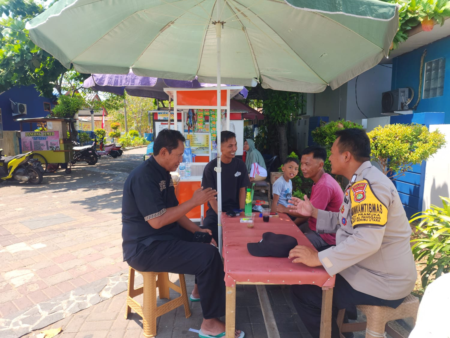 Jakarta On The Spot di Pulau Pramuka, Bhabinkamtibmas Sosialisasikan Layanan Polri 110 dan Ajak Warga Jaga Kamtibmas
