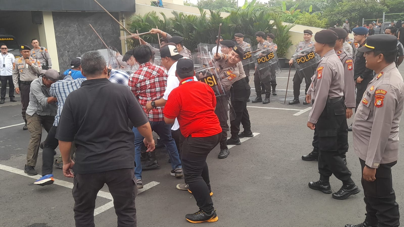 Latihan Gabungan Penanggulangan Aksi Unras Resimen Pelopor Mabes Polri