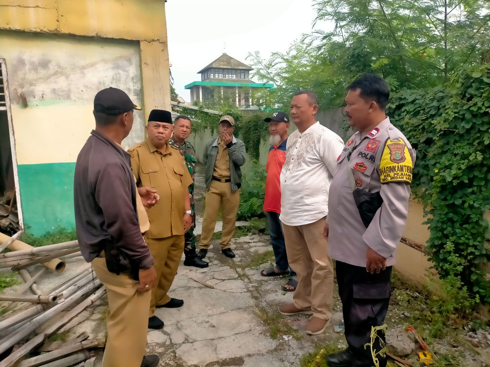 Tingkatkan Sinergi, Babinsa dan Bhabinkamtibmas Kelurahan Pejuang Sambangi Tokoh Masyarakat