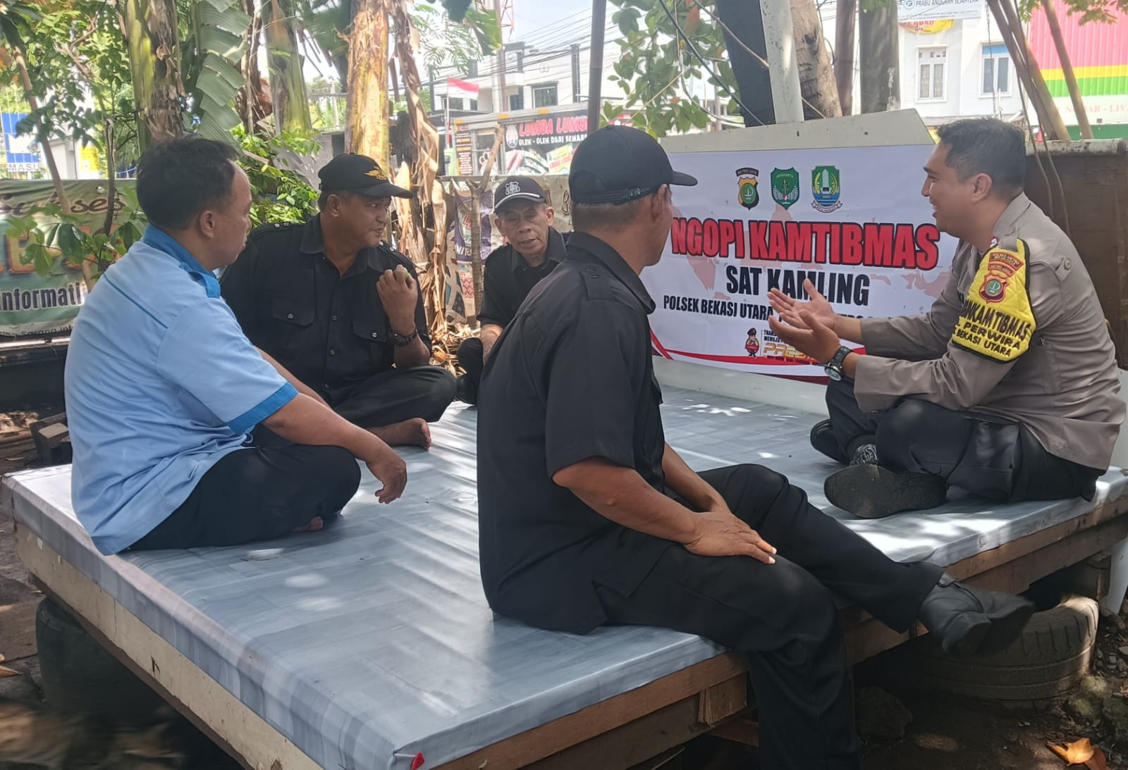 Jalin Kemitraan Keamanan, Polsek Bekasi Utara Gelar Ngopi Kamtibmas di Pos Siskamling Perwira