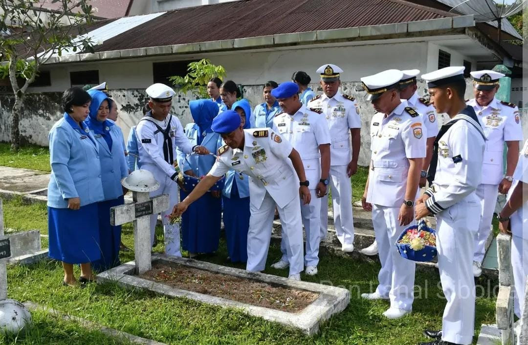 Lanal Sibolga Gelar Ziarah di Taman Makam Pahlawan Untuk Peringati HUT Ke-80 TNI Angkatan Laut