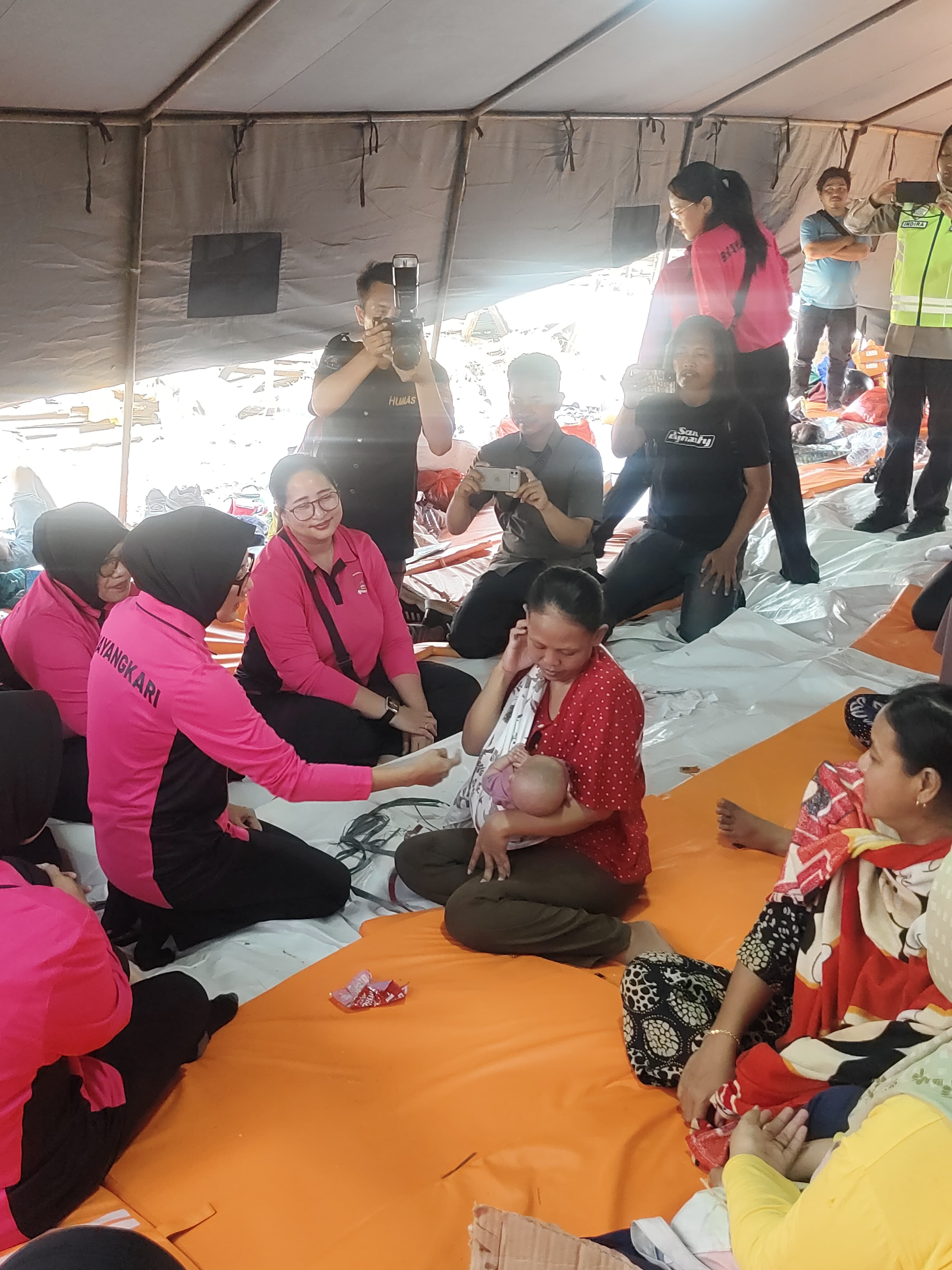 Sambut Hari Jadi ke-78, Polwan Bantu Korban Kebakaran Muara Angke