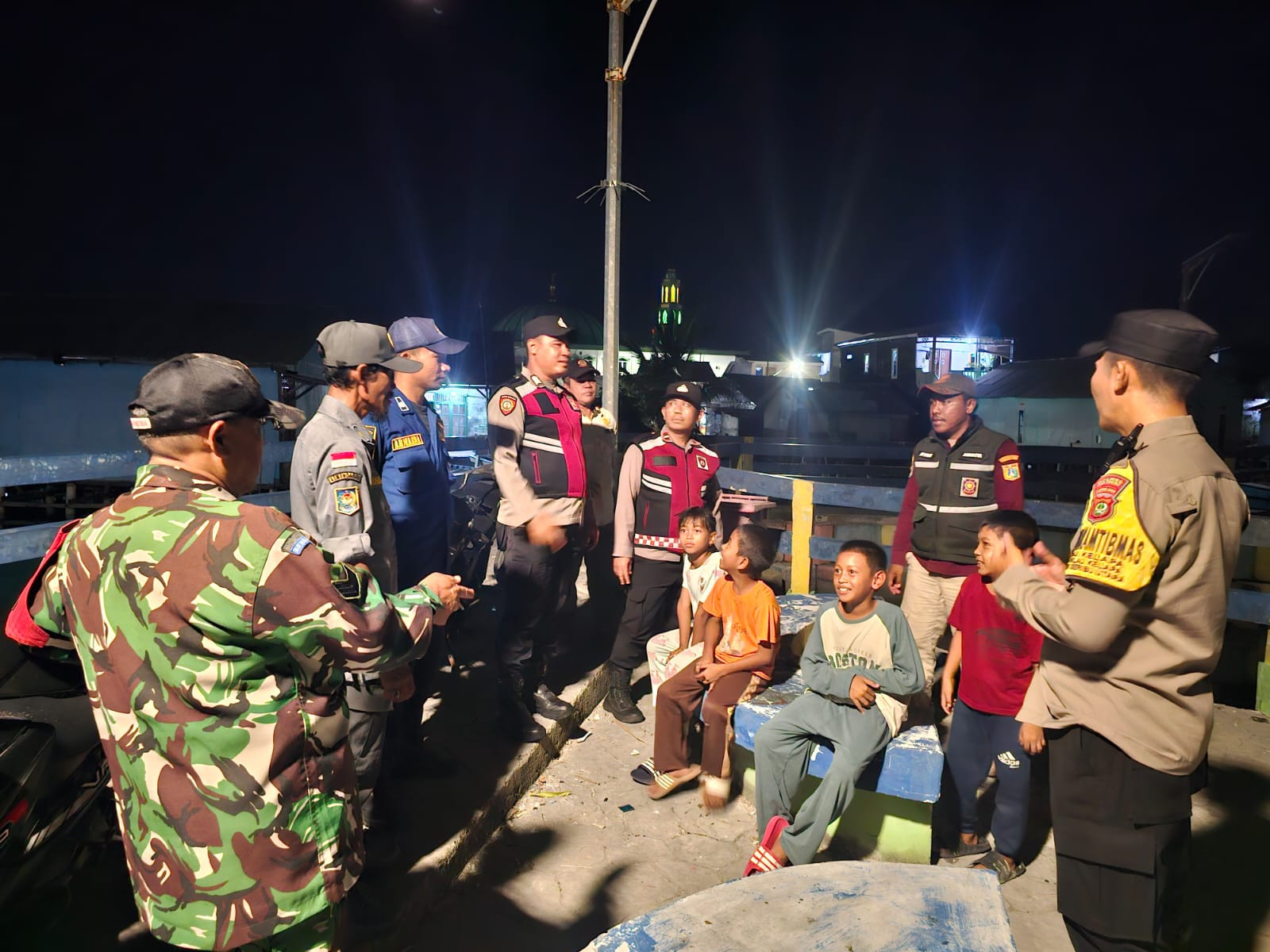 Sinergi TNI-Polri Perkuat Siskamling, Patroli Malam Gabungan Cegah Guantibmas di Kepulauan Seribu Utara