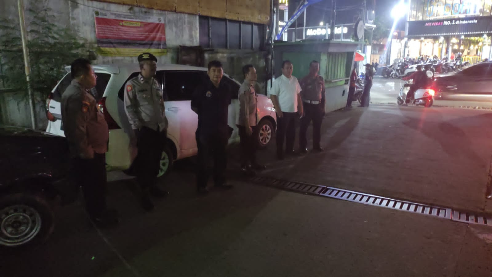 Polsek Bekasi Barat Gelar Patroli Skala Besar, Pastikan Kepatuhan Jam Operasional dan Antisipasi Tawuran