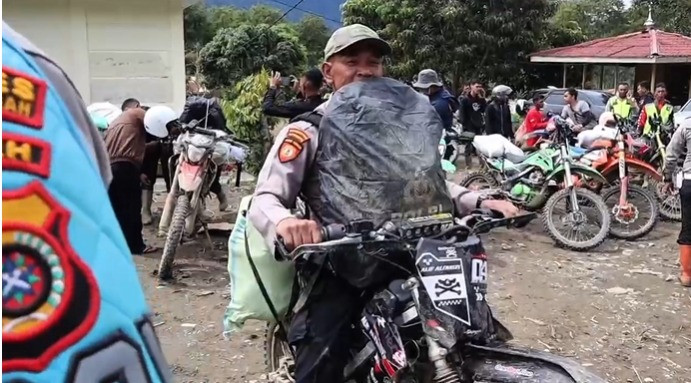 Akses Jalan Rusak, Polres Aceh Tengah Pastikan Bantuan dan Perhatian Sampai ke Warga Terpencil