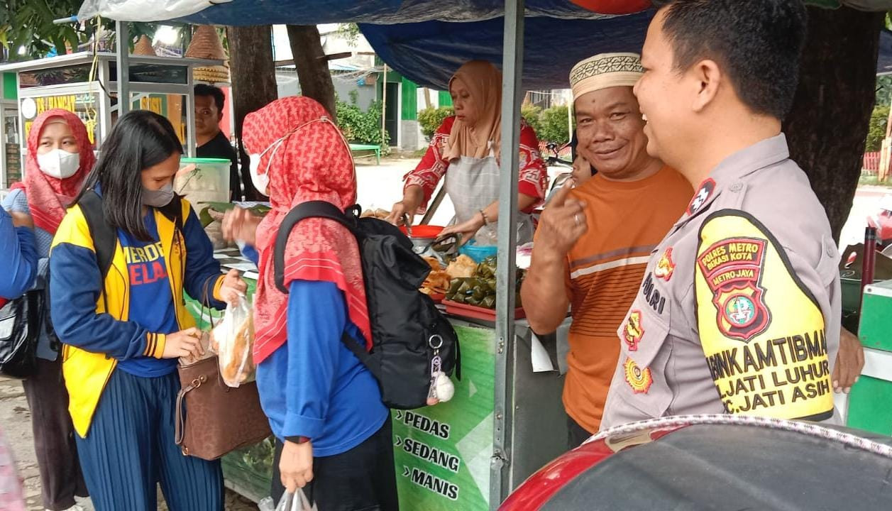Pembagian Takjil dan Pemantauan Pasar Tumpah Kelurahan Jatiluhur