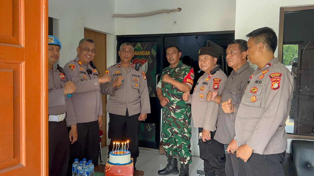 Perkuat Sinergi, Kapolsek Koja Beri Kejutan HUT TNI ke-80 di Koramil 01 Koja