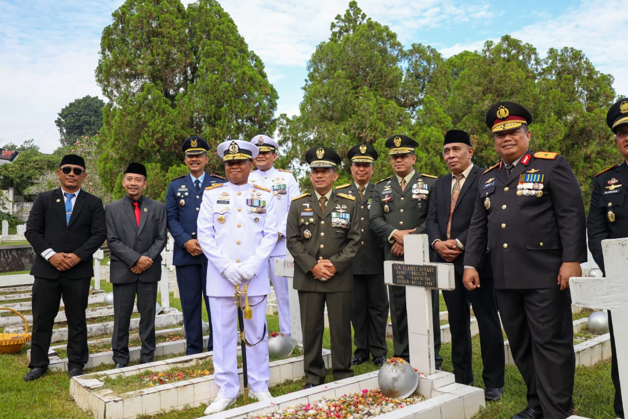 TNI Prima-TNI Rakyat-Indonesia Maju, TNI di Maluku Gelar Upacara Ziarah Nasional di Taman Makam Pahlawan Kapahaha Songsong HUT Ke-80 TNI