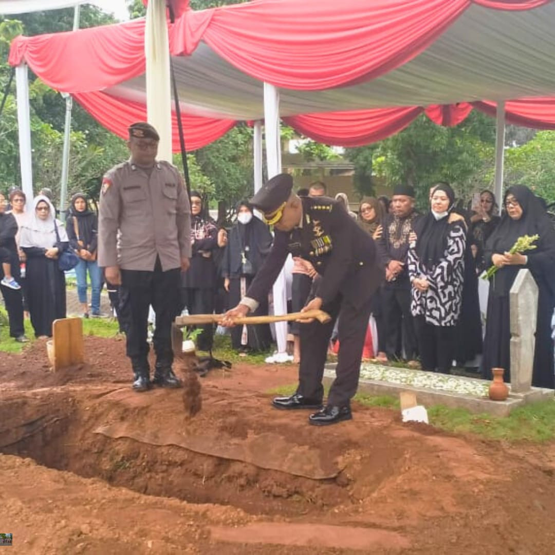 Kepolisian Sektor Pondok Gede Gelar Upacara Pemakaman Purnawirawan Kombes Pol Enno Sugiharty Secara Kedinasan