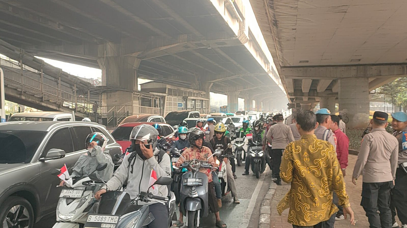 Polsek Kelapa Gading Perketat Penyekatan, Bagikan 140 Bendera Merah Putih kepada Pengendara