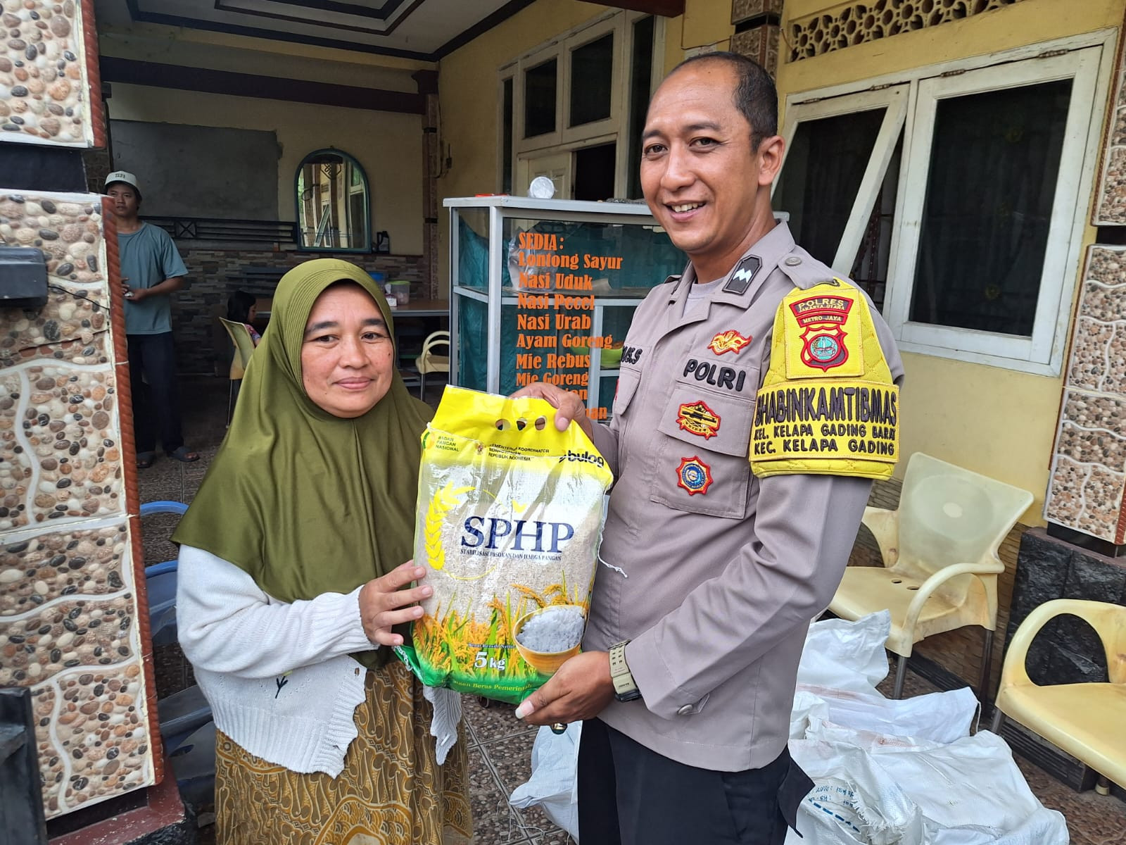 Polsek Kelapa Gading dan Bulog Gelar Gerakan Pangan Murah, Bantu Warga Dapatkan Beras Terjangkau