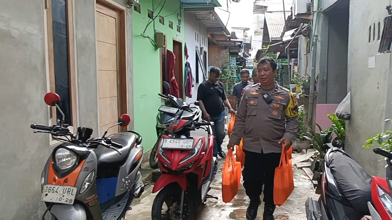 Dukung Jaga Jakarta, Polsek Pademangan Bagikan Sembako ke Warga