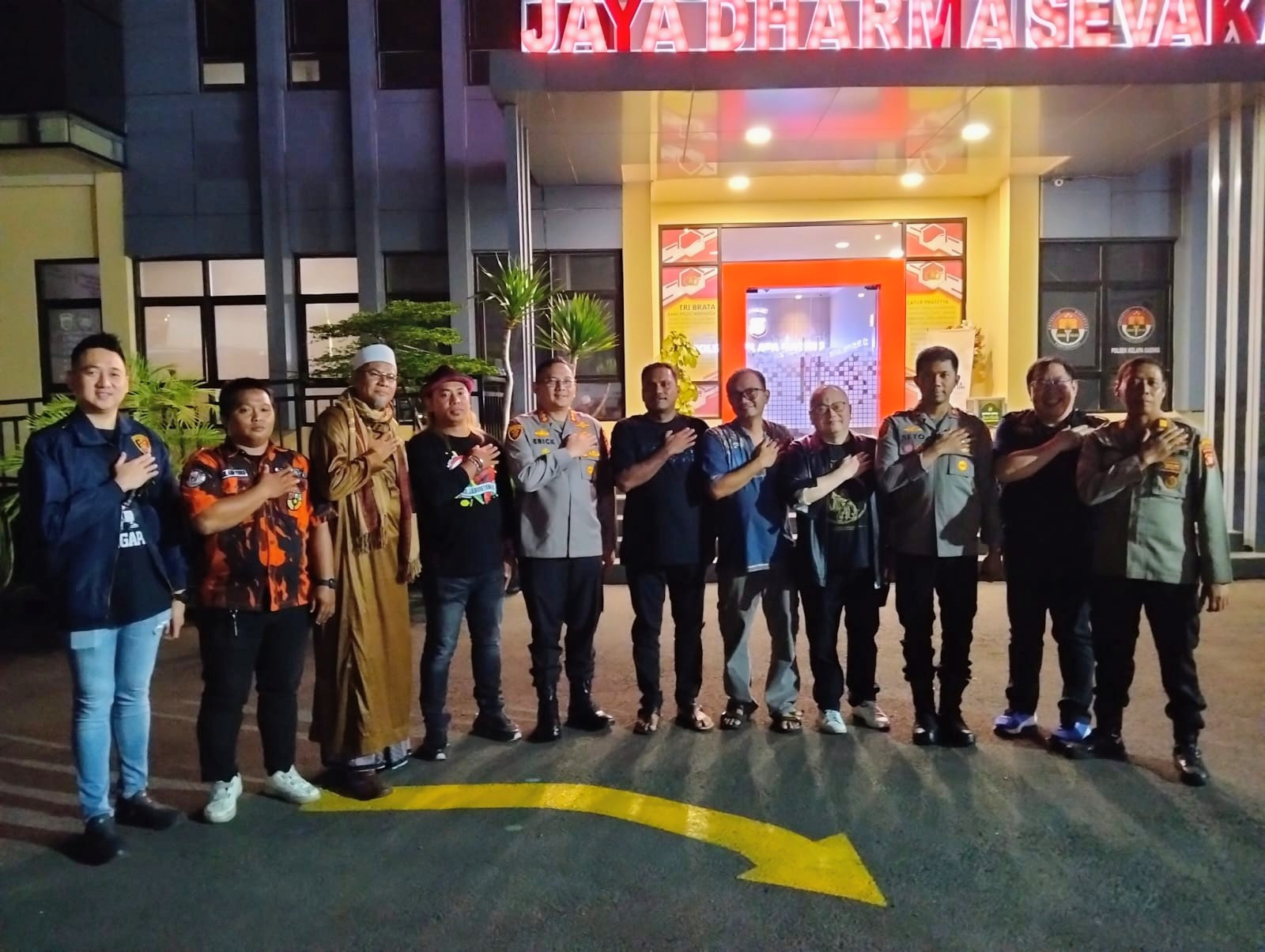Kapolres Metro Jakarta Utara Pimpin Patroli Skala Besar di Polsek Kelapa Gading