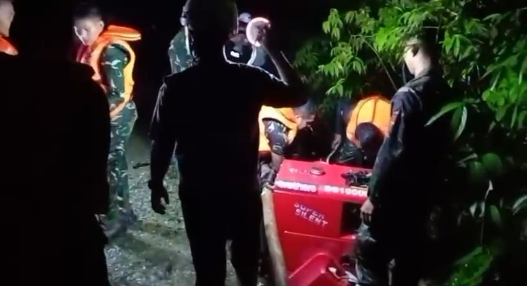 Tempuh Medan Sulit Tiga Hari, TNI dan PLN Distribusikan Genset ke Desa Terpencil Sikundo