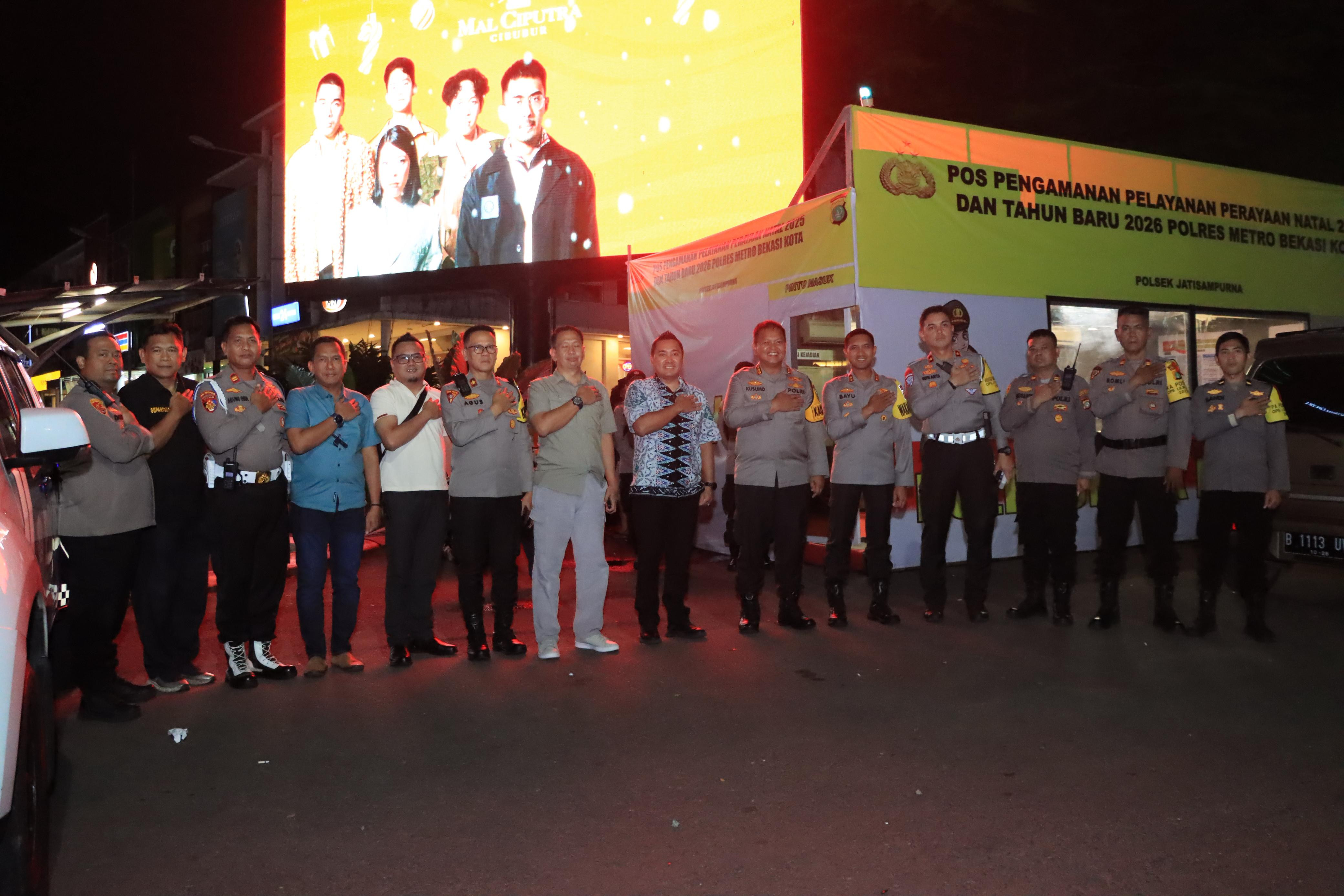 Pastikan Keamanan Kawasan Perbatasan, Kapolres dan Wakapolres Metro Bekasi Kota Cek Pospam Mall Ciputra Cibubur Nataru