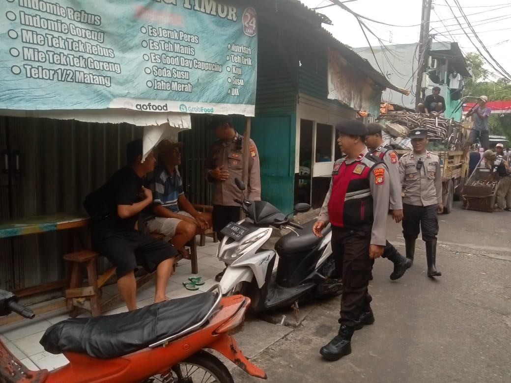 Polsek Pademangan Gelar Patroli Jalan Kaki Dukung Program “Jaga Lingkungan”
