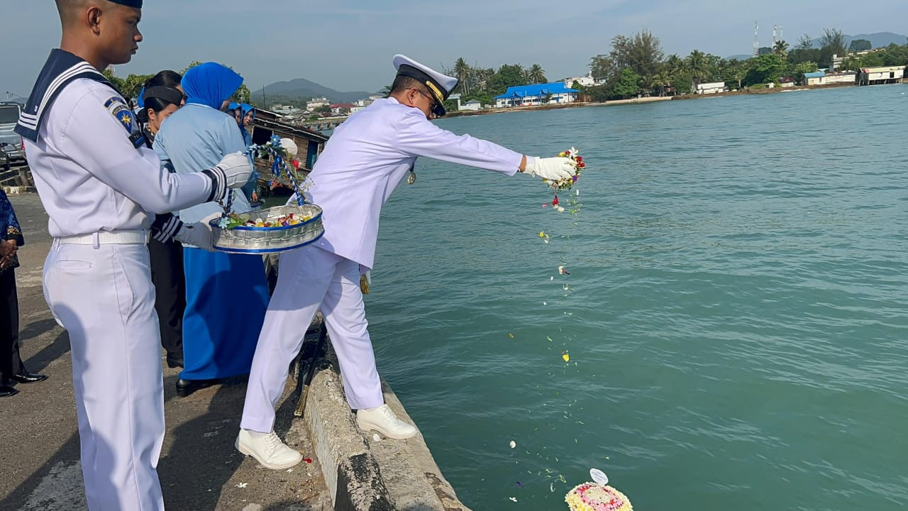 Danlanal Dabo Singkep Pimpin Upacara Hari Dharma Samudera dan Tabur Bunga