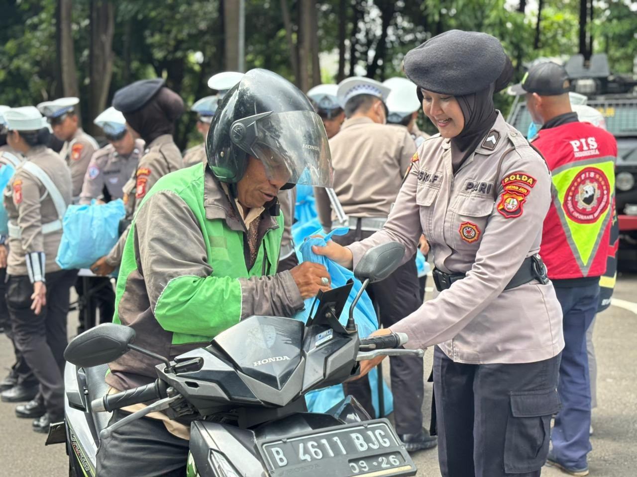 Jum'at Peduli, Polda Metro Jaya Bagikan Paket Sembako untuk Ojol dan PHL