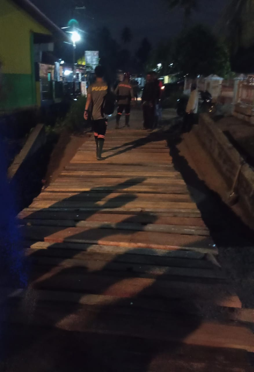 Tim SAR Korpolairud Bangun Jembatan Sementara di Korong Maranci, Padang Pariaman