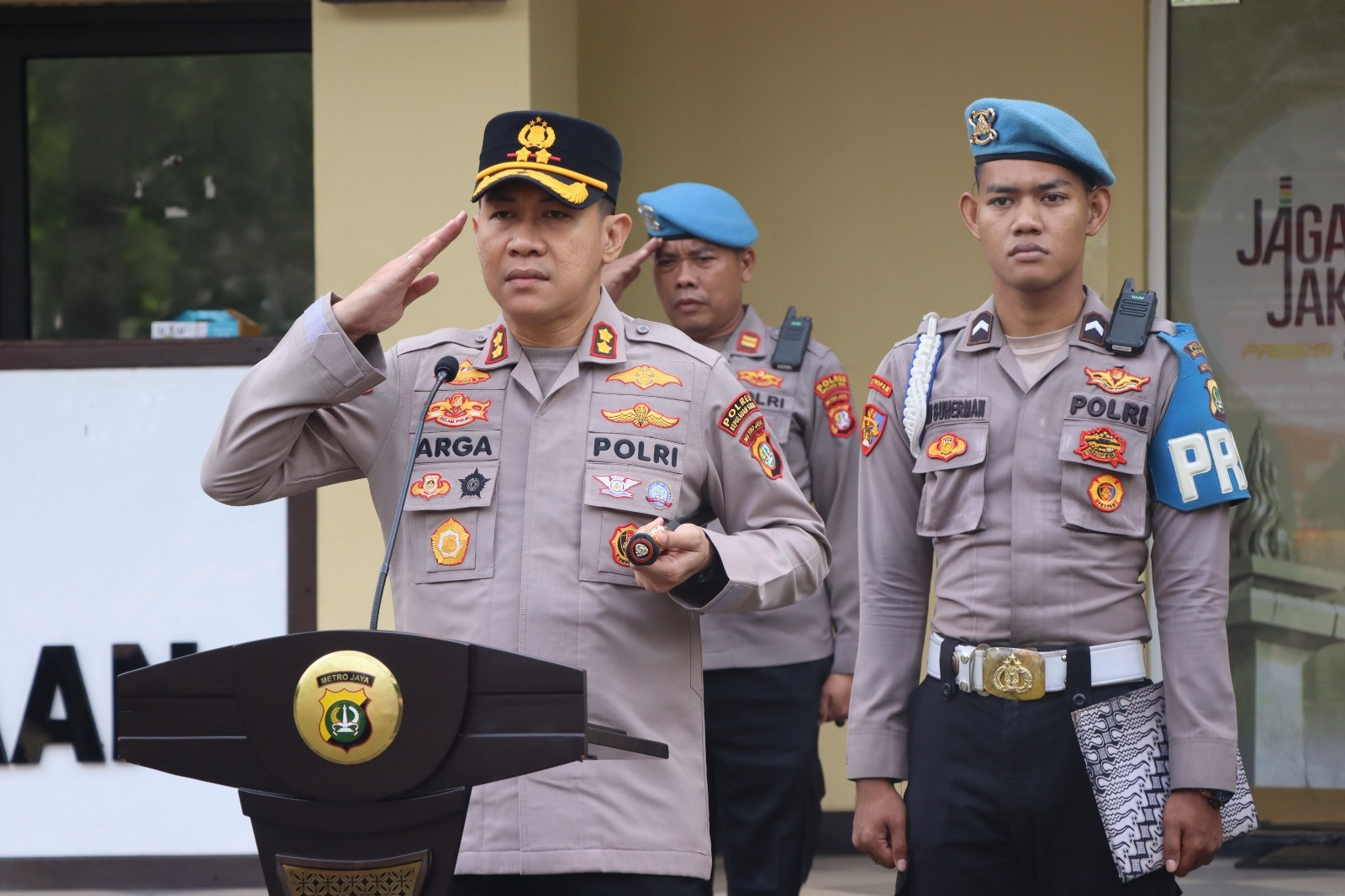 Kapolres Kepulauan Seribu Berikan Apresiasi dan Arahan pada Apel Pagi